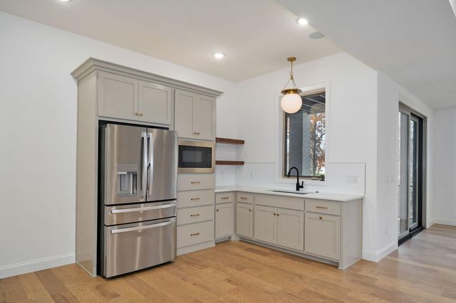 6041 S Dollison Avenue, Springfield, MO 65810