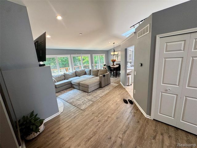 513 River Ridge Drive, Waterford, MI 48327