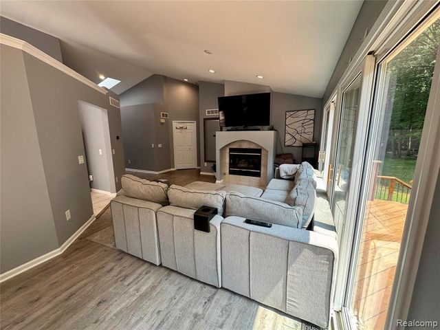 513 River Ridge Drive, Waterford, MI 48327