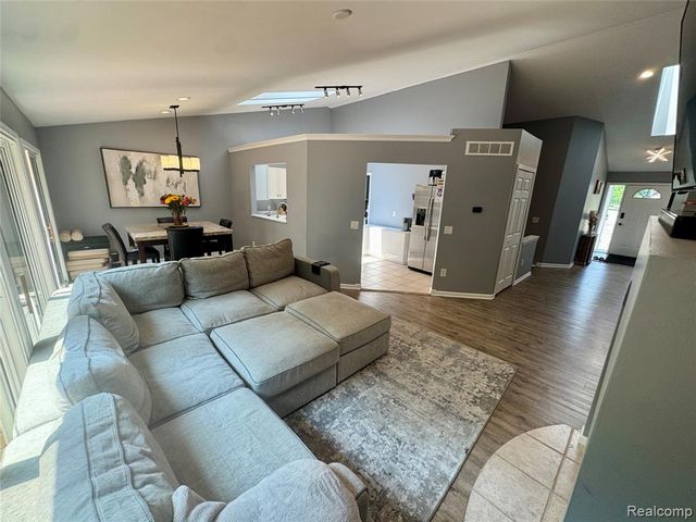 513 River Ridge Drive, Waterford, MI 48327