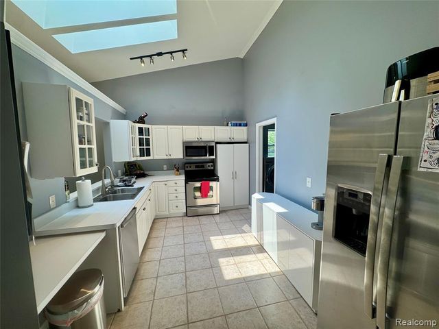 513 River Ridge Drive, Waterford, MI 48327