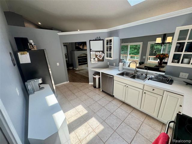 513 River Ridge Drive, Waterford, MI 48327