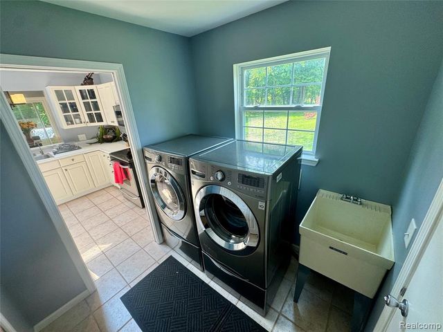 513 River Ridge Drive, Waterford, MI 48327