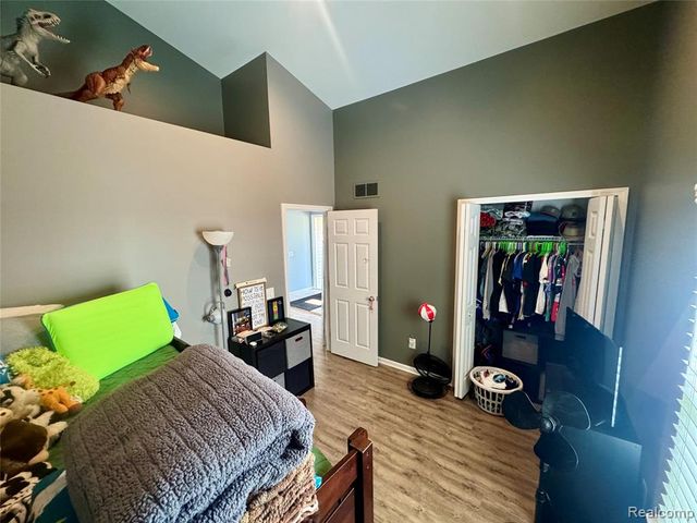 513 River Ridge Drive, Waterford, MI 48327