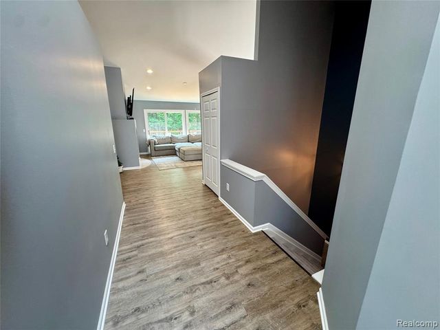 513 River Ridge Drive, Waterford, MI 48327