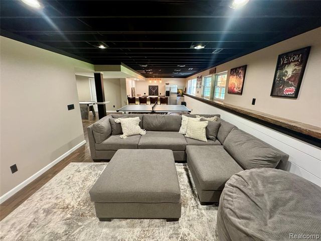 513 River Ridge Drive, Waterford, MI 48327