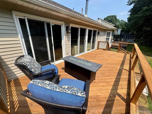 513 River Ridge Drive, Waterford, MI 48327