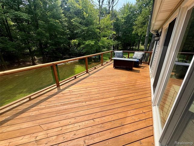 513 River Ridge Drive, Waterford, MI 48327