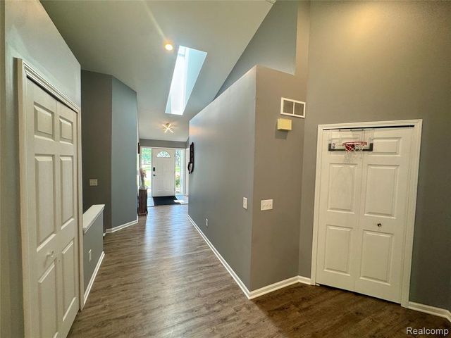 513 River Ridge Drive, Waterford, MI 48327