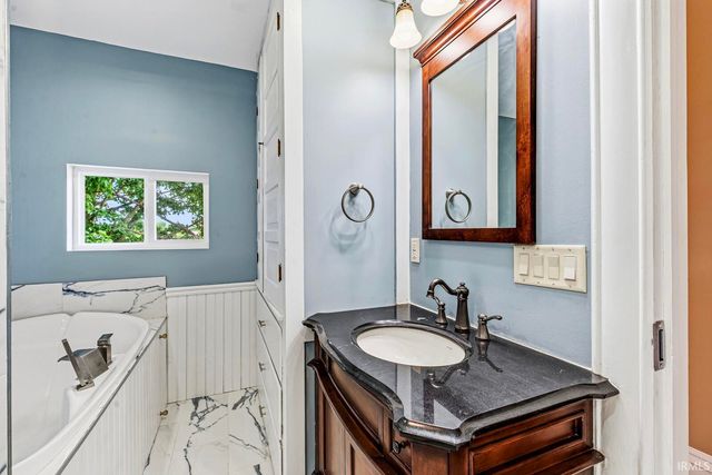 518 E Lincoln Way, Mishawaka, IN 46544