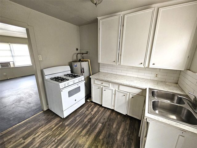 1133 5th Avenue N, Texas City, TX 77590