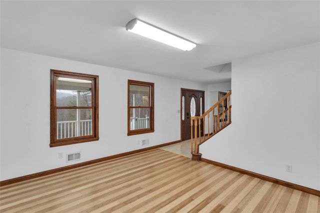 288 Wallrose Heights Rd, Economy, PA 15005