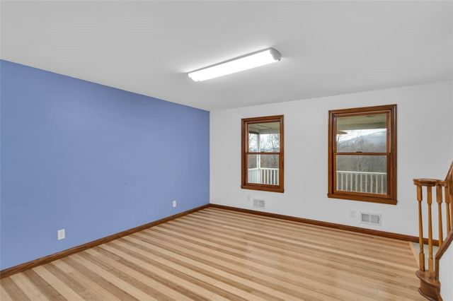 288 Wallrose Heights Rd, Economy, PA 15005