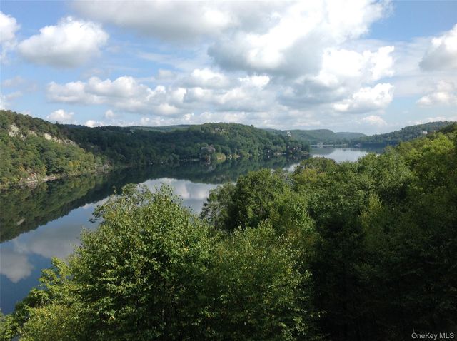 225 E Lake Road, Tuxedo Park, NY 10987