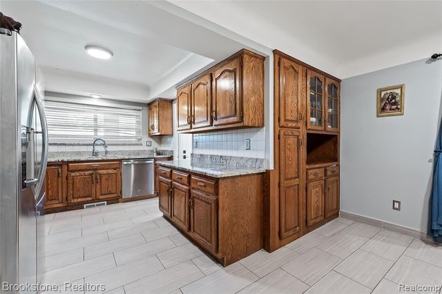 6921 Robindale Avenue, Dearborn Heights, MI 48127