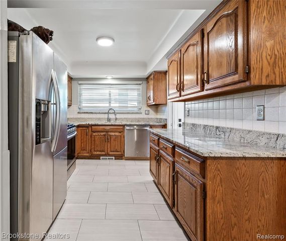 6921 Robindale Avenue, Dearborn Heights, MI 48127