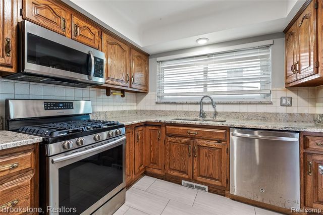 6921 Robindale Avenue, Dearborn Heights, MI 48127