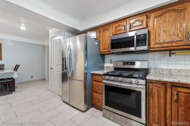 6921 Robindale Avenue, Dearborn Heights, MI 48127