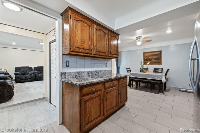 6921 Robindale Avenue, Dearborn Heights, MI 48127