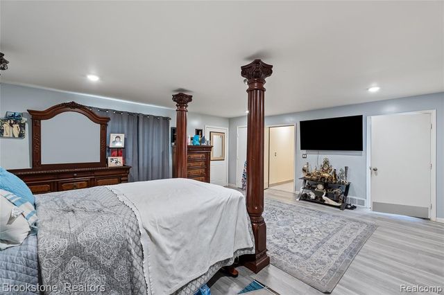 6921 Robindale Avenue, Dearborn Heights, MI 48127