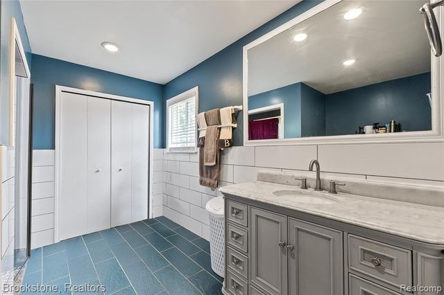 6921 Robindale Avenue, Dearborn Heights, MI 48127