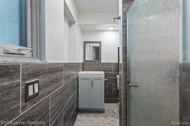 6921 Robindale Avenue, Dearborn Heights, MI 48127
