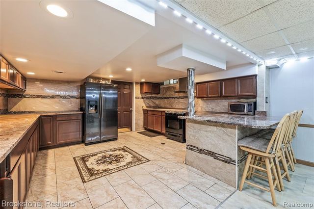 6921 Robindale Avenue, Dearborn Heights, MI 48127