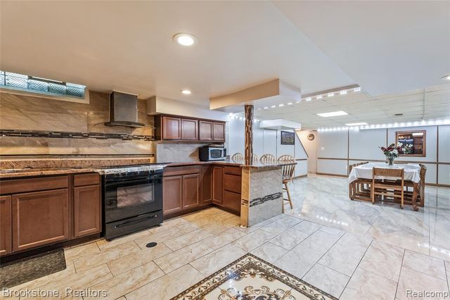 6921 Robindale Avenue, Dearborn Heights, MI 48127