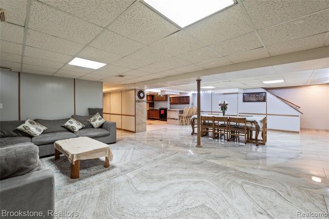 6921 Robindale Avenue, Dearborn Heights, MI 48127