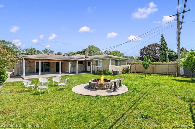 6921 Robindale Avenue, Dearborn Heights, MI 48127