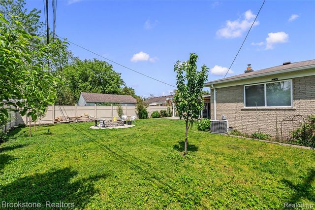 6921 Robindale Avenue, Dearborn Heights, MI 48127