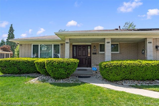 6921 Robindale Avenue, Dearborn Heights, MI 48127