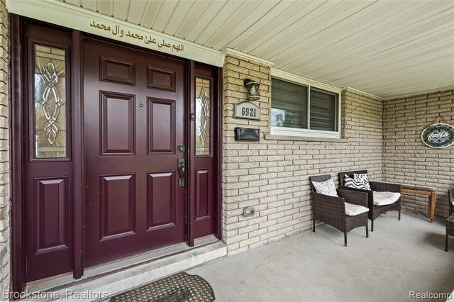 6921 Robindale Avenue, Dearborn Heights, MI 48127