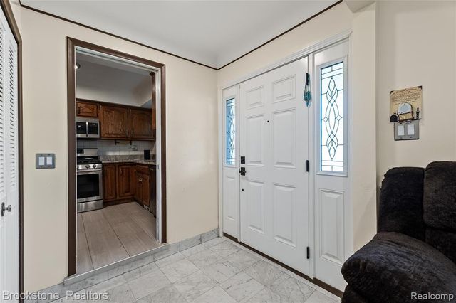 6921 Robindale Avenue, Dearborn Heights, MI 48127