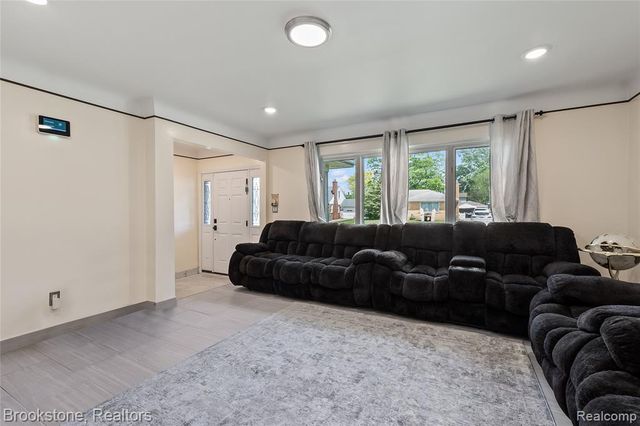 6921 Robindale Avenue, Dearborn Heights, MI 48127