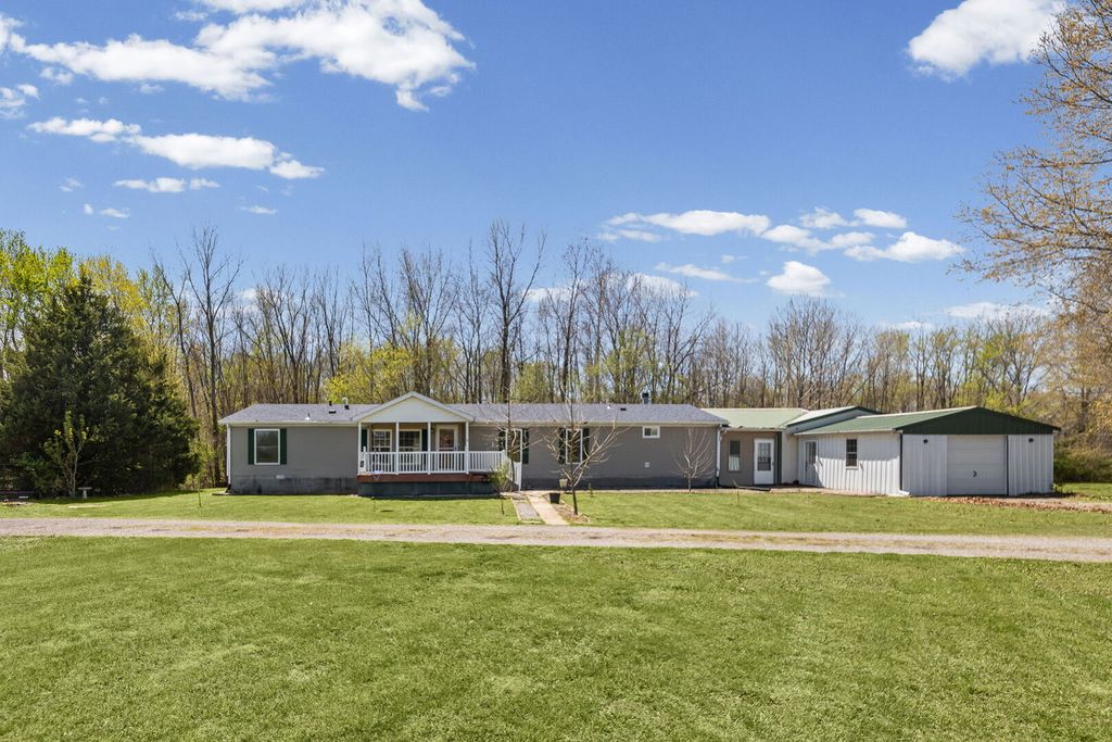 Image 1 of property listing at 2689 Paul Road, Salem, IL 62881