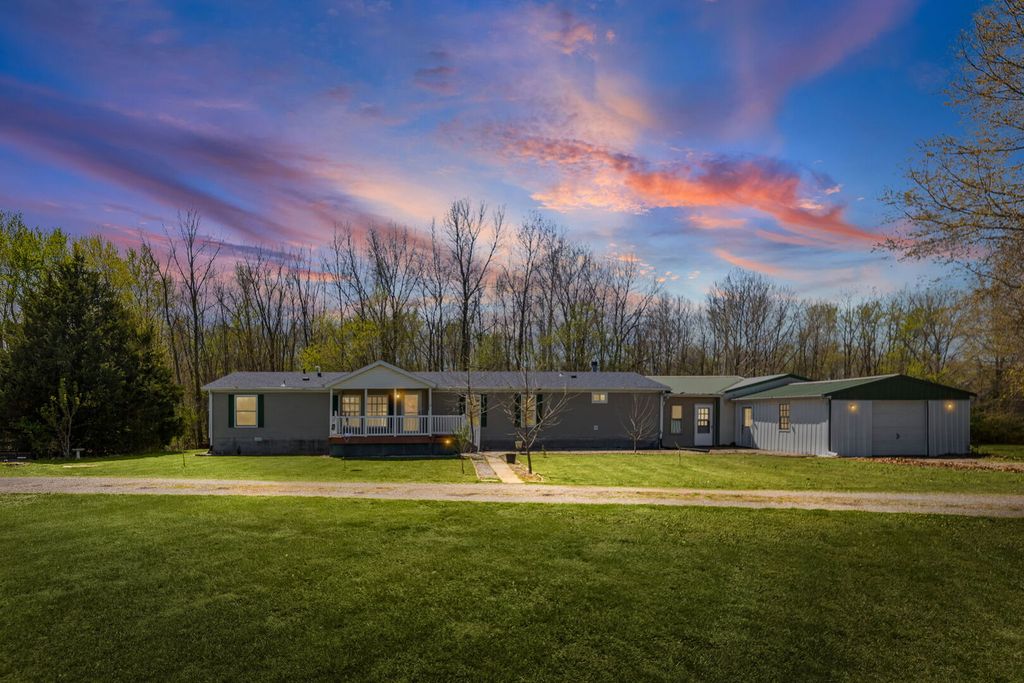 Image 2 of property listing at 2689 Paul Road, Salem, IL 62881