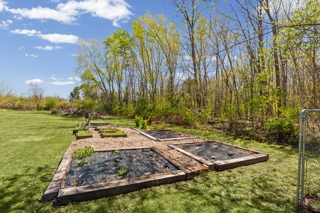 Image 12 of property listing at 2689 Paul Road, Salem, IL 62881