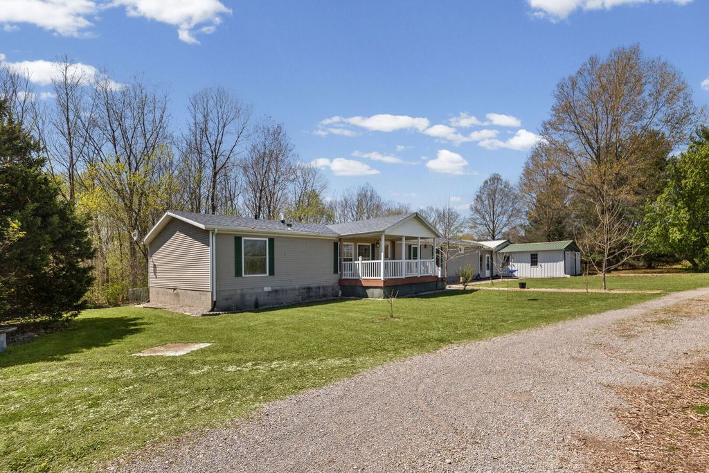 Image 4 of property listing at 2689 Paul Road, Salem, IL 62881