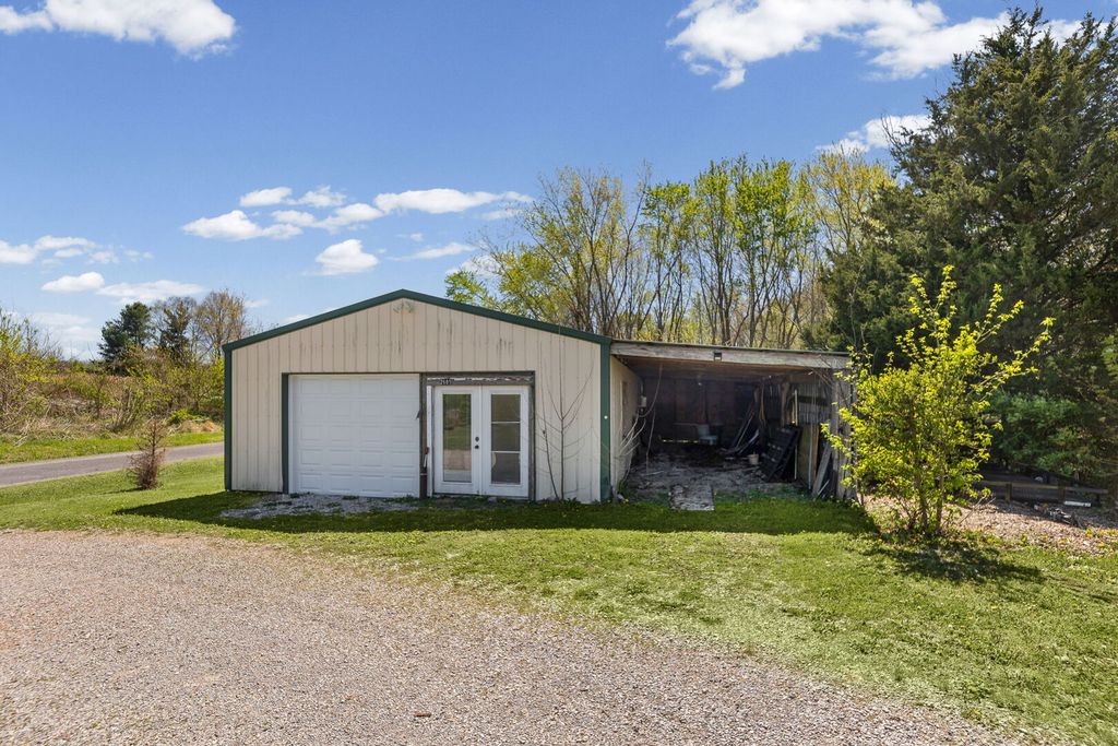 Image 5 of property listing at 2689 Paul Road, Salem, IL 62881