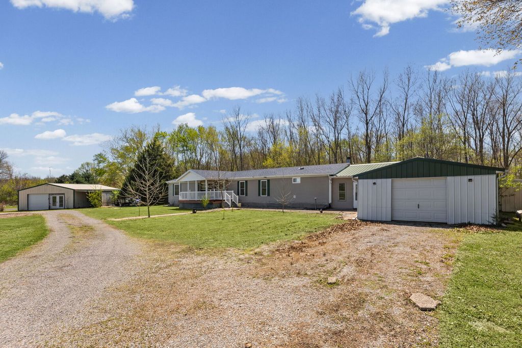 Image 6 of property listing at 2689 Paul Road, Salem, IL 62881