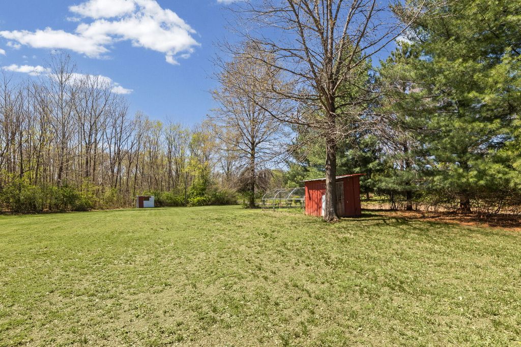 Image 7 of property listing at 2689 Paul Road, Salem, IL 62881