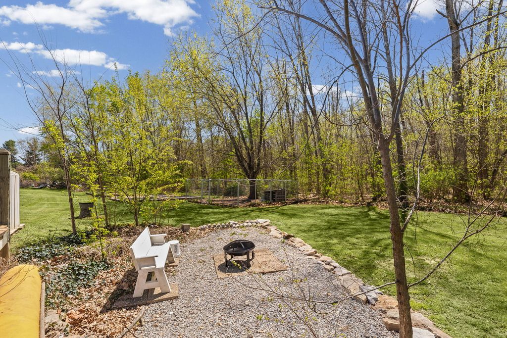 Image 8 of property listing at 2689 Paul Road, Salem, IL 62881