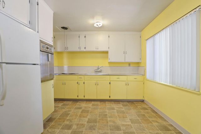 2387 E Fremont St, Stockton, CA 95205