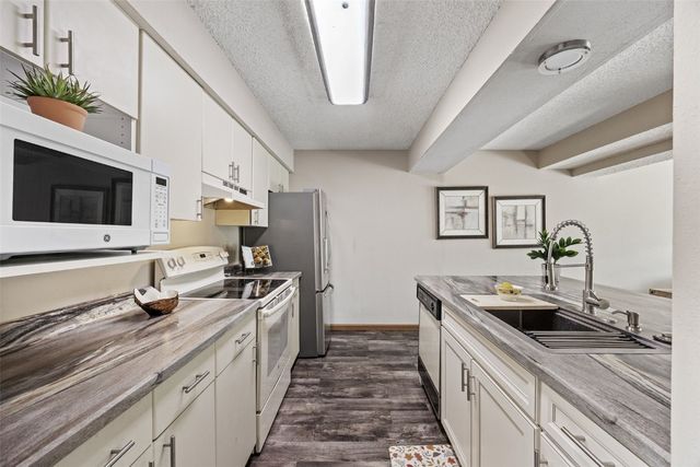 2060 Holiday Rd, Coralville, IA 52241