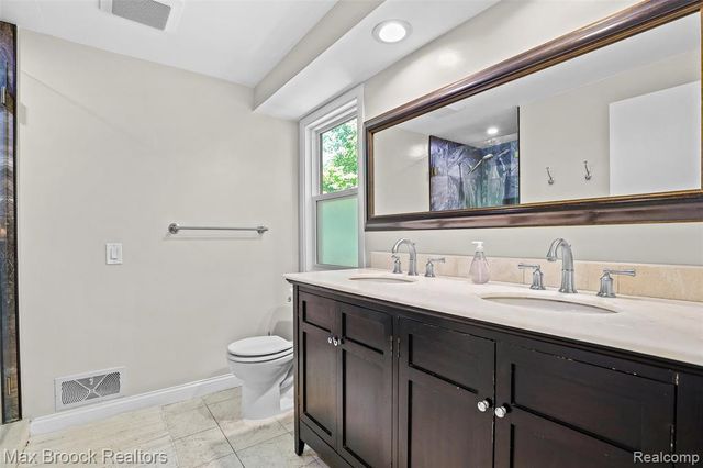 22636 King Richard Court, Beverly Hills, MI 48025