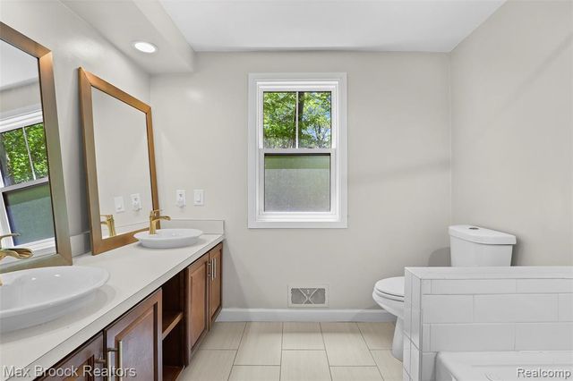 22636 King Richard Court, Beverly Hills, MI 48025