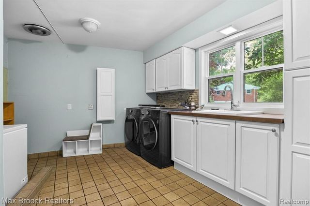 22636 King Richard Court, Beverly Hills, MI 48025