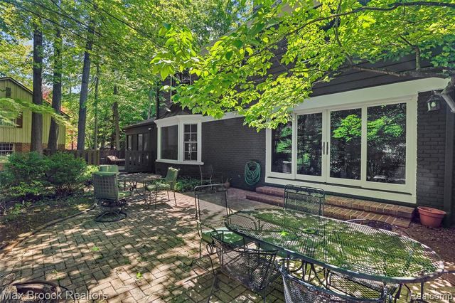 22636 King Richard Court, Beverly Hills, MI 48025