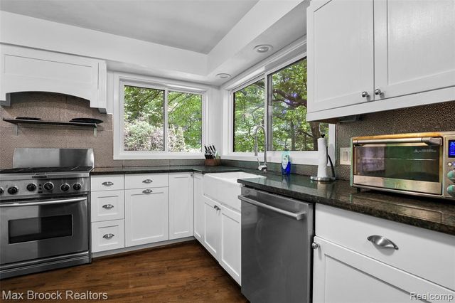 22636 King Richard Court, Beverly Hills, MI 48025